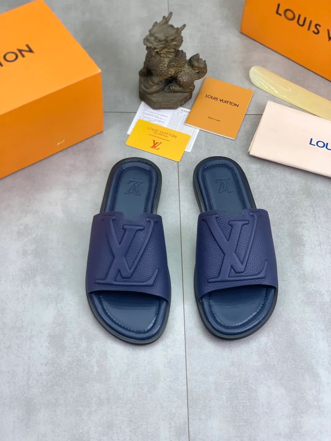 Men's shoes 💰P340 💰【New style】🆘 High quality 【LOUIS VUITTON】The popular Louis Vuitton LV men's slippers on the official website are on sale simultaneously! Original pebbled calfskin fabric imported from Italy. Original factory special supply. Size: 38-46. 4️⃣ colors available.